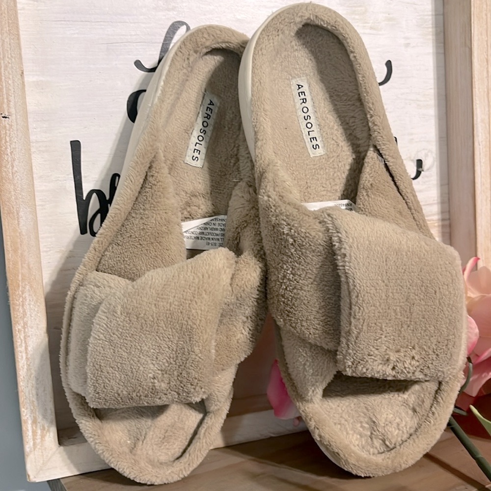 Aerosoles Comfy Beige Slippers Womens Small